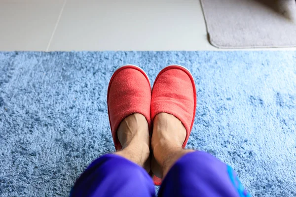 Maison chaussure pantoufle dans le salon avec douceur tapis bleu — Photo