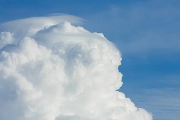 Awan di atas langit berawan latar belakang — Stok Foto