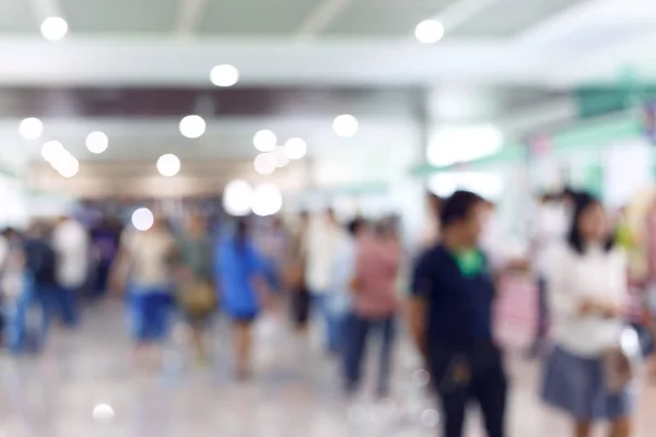 Multidão pessoas viajante no aeroporto terminal, imagem borrão — Fotografia de Stock