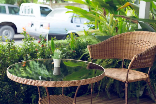 Table en verre et rotin en osier chaise chaise décoration — Photo