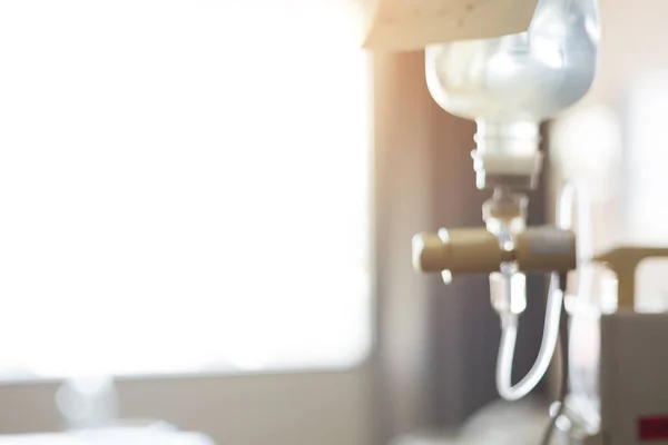 Beeld wazig, infusie Iv infuus zoutoplossing in de kamer van de patiënt — Stockfoto