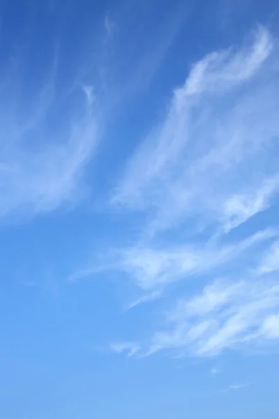 Nube sopra cielo blu chiaro — Foto Stock