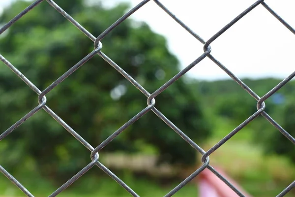 Cercas de alambre de eslabón de cadena encierran zona fronteriza —  Fotos de Stock