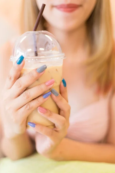 Bela unha manicure acrílico unha polonês, mão mulher — Fotografia de Stock