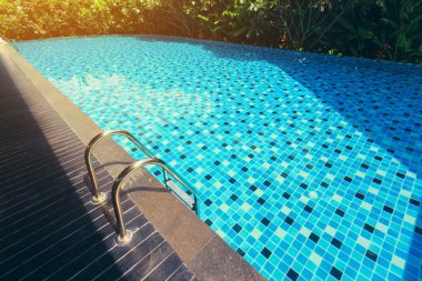 Mavi Yüzme Havuzu etrafında yeşil doğa bahçeli