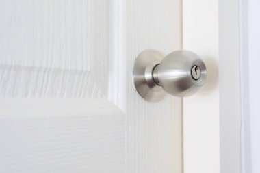 topuzu kapı kilidi kapalı