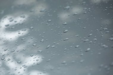 araba cam kaplama koruma deri ile yağmur damlaları