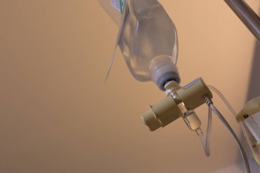 İnfüzyon IV damla tuzlu çözüm şişe