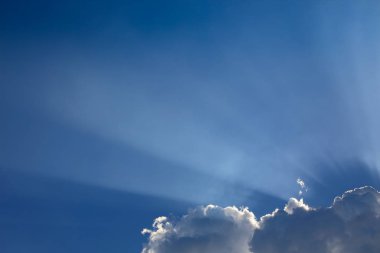 mavi gökyüzü güneş ışınları bulut yukarıdaki aracılığıyla temizleyin