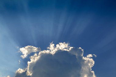 mavi gökyüzü güneş ışınları bulut yukarıdaki aracılığıyla temizleyin