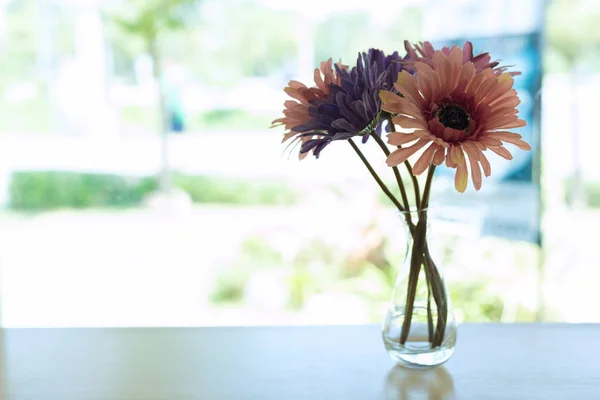 Piękny kwiat sztuczny w mały wazon ze szkła — Zdjęcie stockowe
