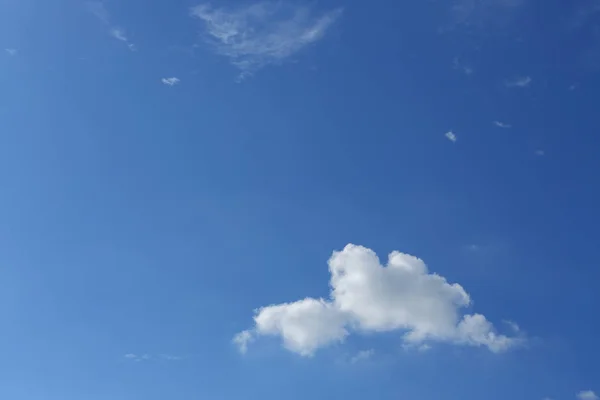 Nuvem branca no céu azul claro fundo — Fotografia de Stock