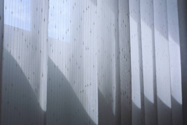 Camda asılı beyaz perde perde