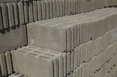 Beton taş yapı malzemesi inşaat sitesinde