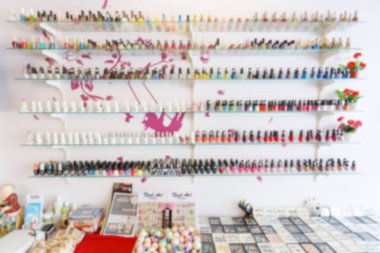 renkli manikür oje şişesi toplama rafta ayarla