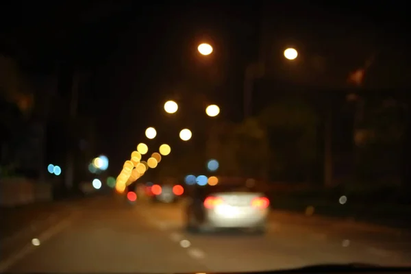 Feux de circulation de la voiture de conduite sur la route de nuit de la ville — Photo