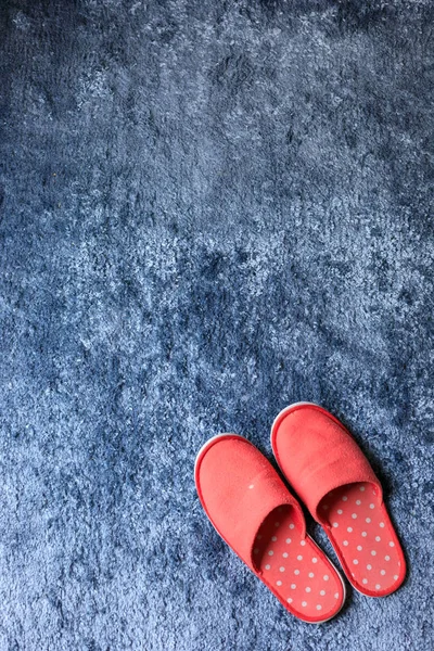 Chaussure pantoufle rouge sur tapis bleu tapis tapis doux mat — Photo