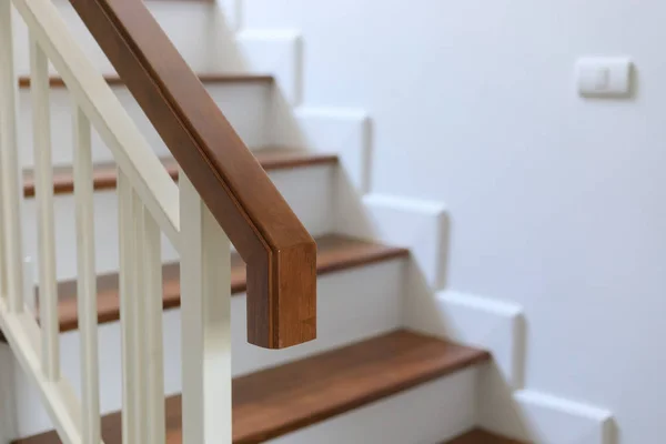 Barandilla Madera Marrón Escalera Diseño Interior Casa Moderna Blanca — Foto de Stock