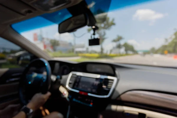 Gambar kabur, orang perjalanan mengendarai mobil modern di jalan — Stok Foto