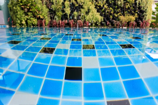 Astratto moderno blu piscina con acqua pulita trasparente — Foto Stock