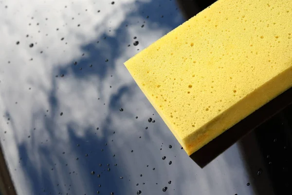 Cuci mobil bekas spons kuning — Stok Foto