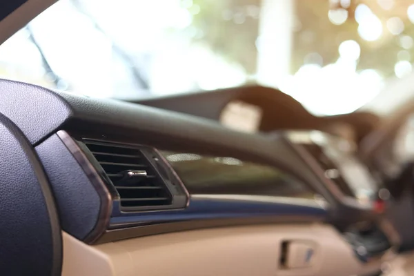 Aria condizionata fredda in auto, parte degli interni del veicolo di lusso — Foto Stock