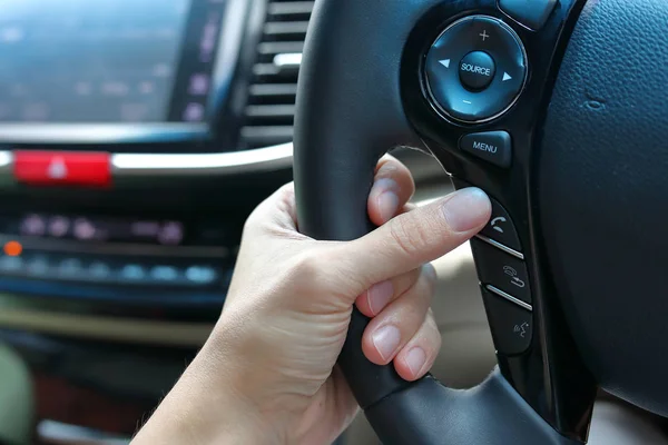 Persone che utilizzano il telefono cellulare di controllo altoparlante wireless in auto — Foto Stock