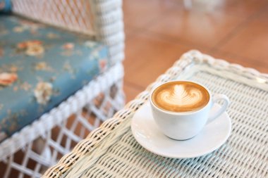 Kalp şekli latte sanat sıcak kahve