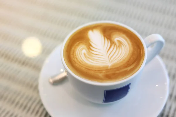 Corazón forma latte arte de café caliente bebida sabrosa — Foto de Stock