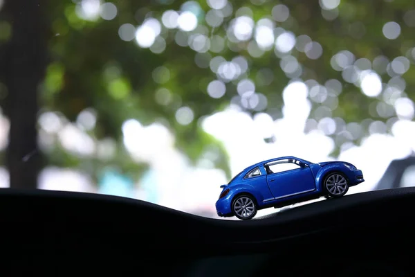 Modello giocattolo auto con bokeh verde sfondo naturale — Foto Stock