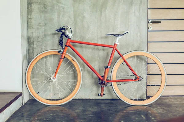 Bicicleta naranja estacionada decorar interior sala de estar de estilo moderno — Foto de Stock