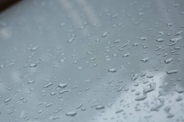 Gotas de lluvia en el coche con revestimiento de vidrio piel de protección — Foto de Stock
