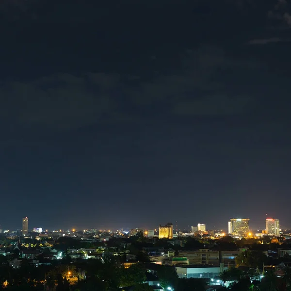 Paisaje ciudad noche con dramático cielo oscuro malhumorado — Foto de Stock