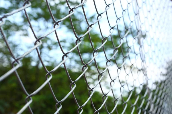 Kedjan länk trådstaket bifoga gränsområdet — Stockfoto