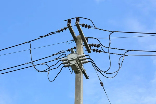 Strommast und Stromkabel — Stockfoto