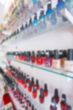 renkli manikür oje şişesi toplama rafta ayarla