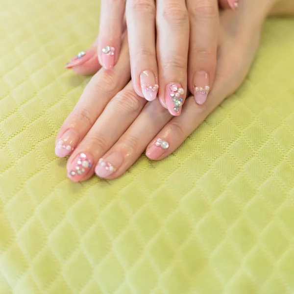 kadının güzel tırnak manikür akrilik tırnak cilası