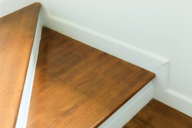 Emlak Konut beyaz modern ev Ahşap merdiven tasarımı