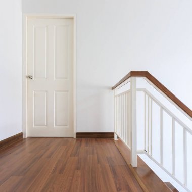 beyaz modern konut evinde boş uzay odası asma