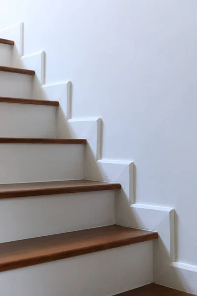 在属性白色现代住宅的木楼梯的设计 — 图库照片