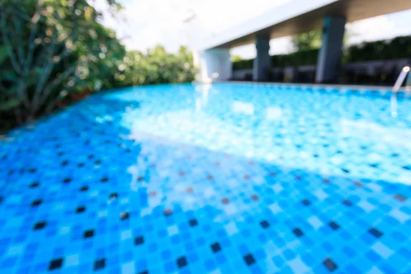 Modern mavi Yüzme Havuzu etrafında — Stok fotoğraf