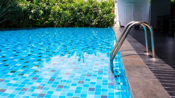 Mavi Yüzme Havuzu etrafında yeşil doğa bahçeli