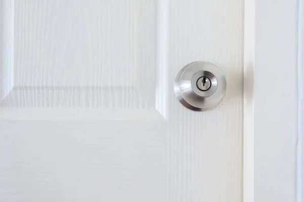 Białe drzwi z drewna — Zdjęcie stockowe