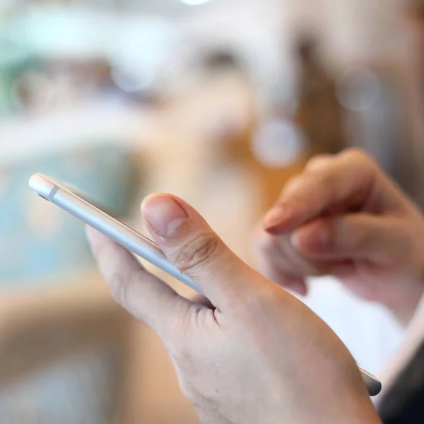 Personas que utilizan tecnología de telefonía móvil — Foto de Stock