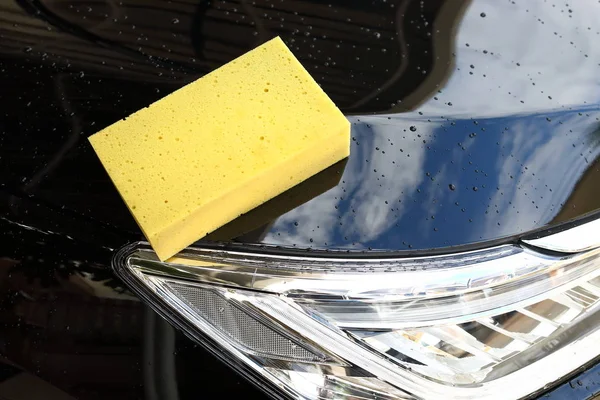 Esponja amarela usado lavagem de carro — Fotografia de Stock