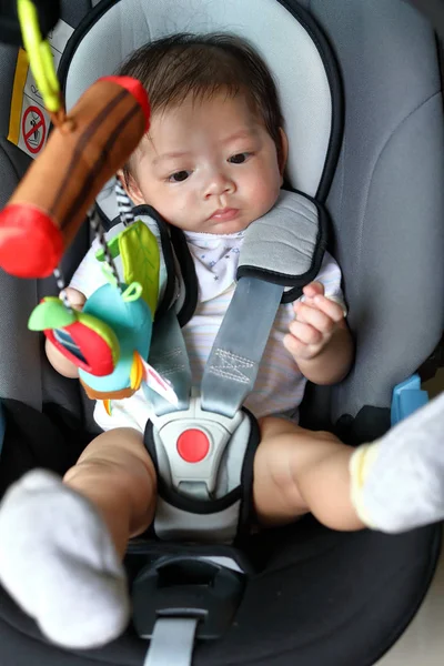 아기 아동 자동차 좌석에 앉아 안전 벨트 고정 — 스톡 사진