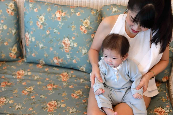 Mutter und Baby lieben verspielt im Wohnzimmer — Stockfoto