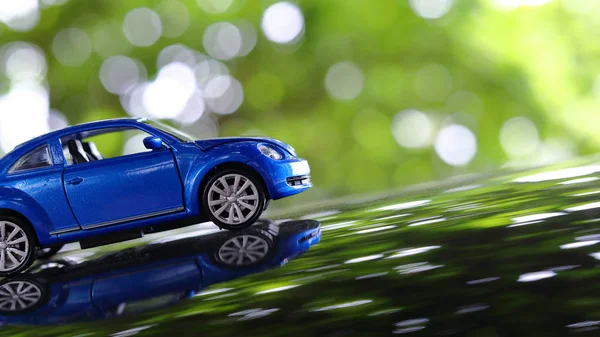 Piccolo veicolo giocattolo auto guida viaggio viaggio in natura — Foto Stock
