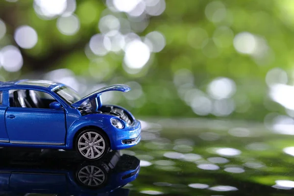 Problema del giocattolo dell'automobile ripartito parcheggiato con il cappuccio aperto del veicolo — Foto Stock