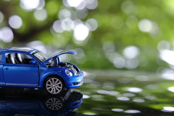 Coche juguete problema averiado estacionado con capucha abierta del vehículo — Foto de Stock